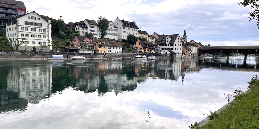 Spiegelbeeld projectie oorlog en vrede